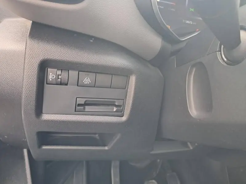 Détail du tableau de bord côté gauche du Citroën C5 Aircross blanc 2019, avec commandes d'éclairage et régulateur de vitesse.