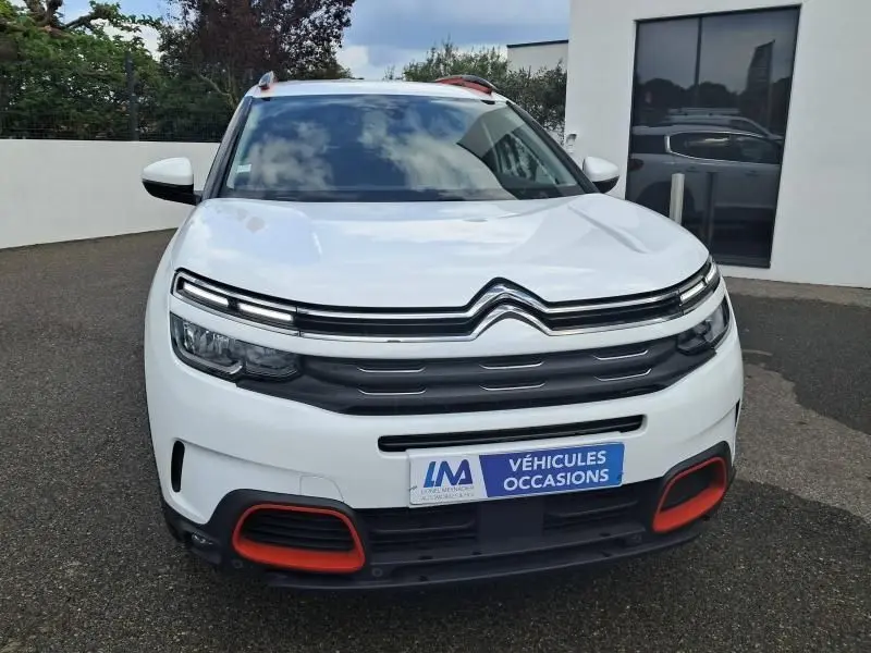 Vue avant d'un Citroën C5 Aircross blanc de 2019 avec détails rouges sur le pare-chocs et calandre distinctive.