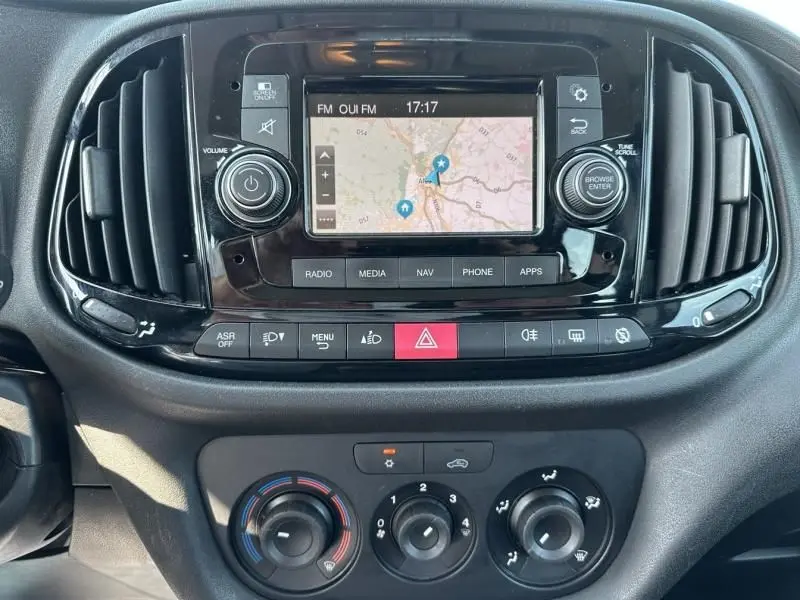 Tableau de bord du Fiat Doblo Cargo Maxi 2021 avec écran tactile de navigation et commandes de climatisation visibles.