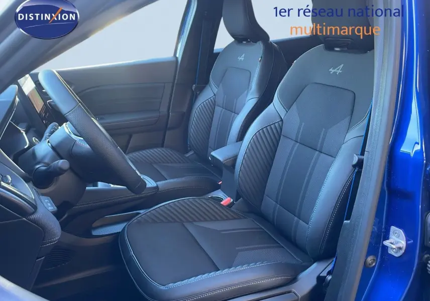 Vue intérieure côté conducteur du Renault Symbioz 2025 bleu iron metal, sièges en cuir noir avec logo Alpine brodé.