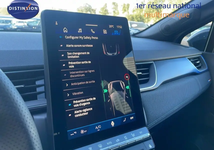 Vue intérieure côté conducteur du Renault SYMBIOZ 2025, écran tactile affichant les options de sécurité personnalisées.