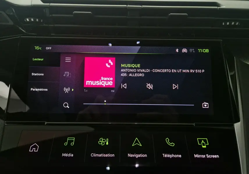 Écran tactile central de la Peugeot 308 2025 affichant la radio France Musique avec commandes multimédia visibles.