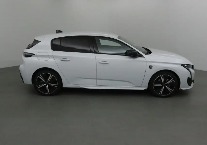 Profil côté droit d'une Peugeot 308 blanche Okenite 2025, avec jantes alliage noires et vitres teintées.