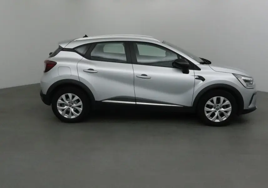 Renault Captur gris Highland vu de profil côté gauche, montrant ses lignes épurées et jantes alliage 17 pouces.