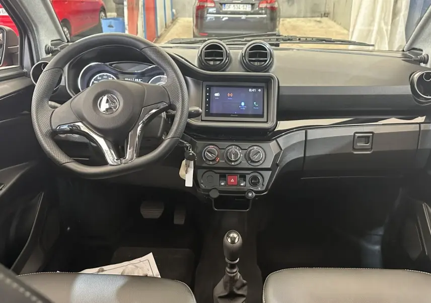 Vue intérieure frontale du tableau de bord et volant de l'AIXAM AMBITION 0.5 CITY SPORT 2026 avec écran tactile.