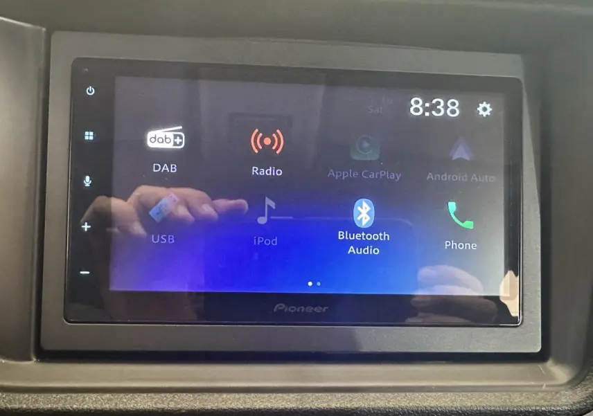 Écran tactile multimédia Pioneer de l'AIXAM AMBITION 0.5 CITY SPORT 2026 affichant les options audio connectées.