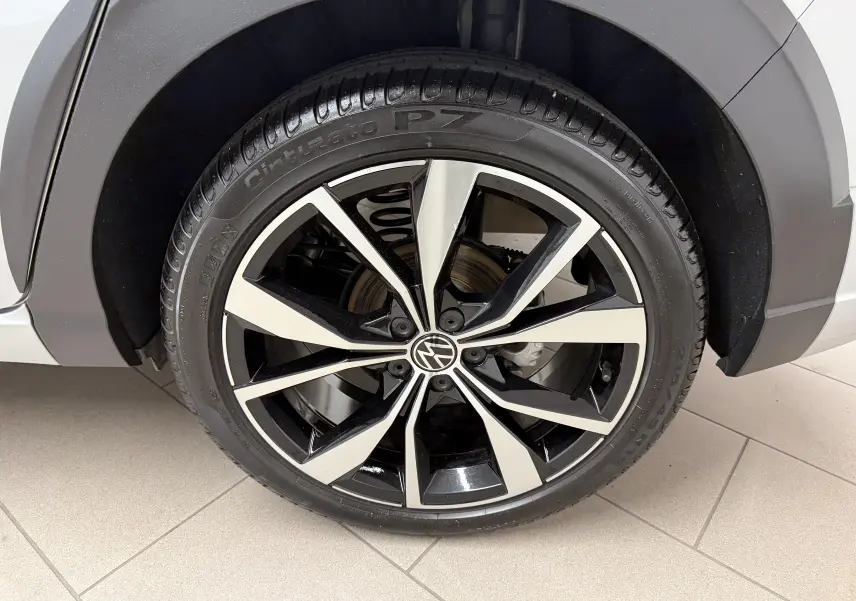 Gros plan sur la jante alliage noir et argent 18 pouces Misano du Volkswagen Taigo 1.5 TSI 2025 couleur Reflet d'argent.