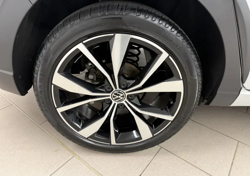 Gros plan sur la jante alliage 18 pouces bicolore noir et argent du Volkswagen Taigo 1.5 TSI 150 DSG7 R-Line Edition.