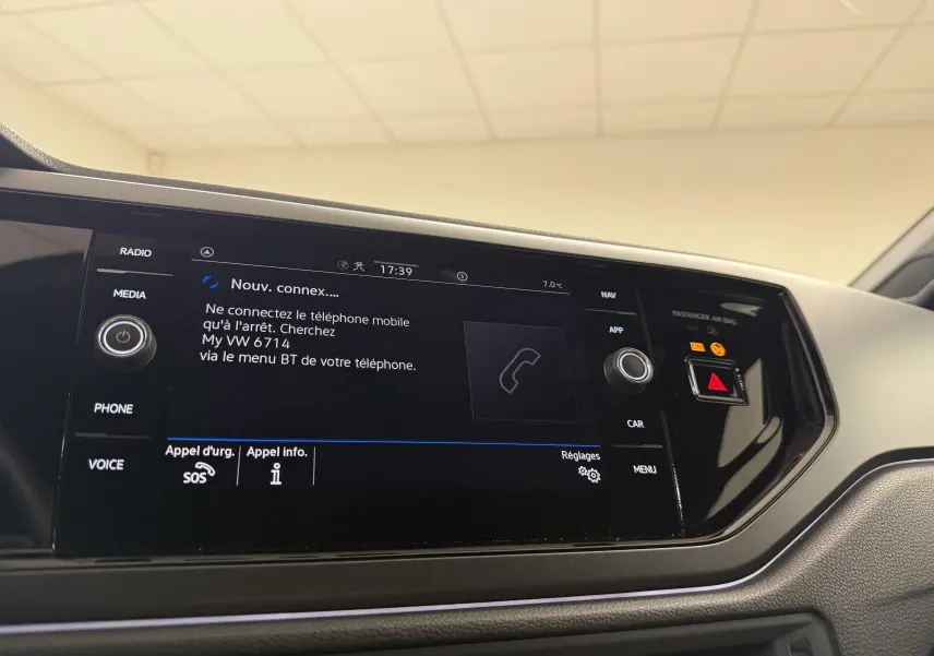 Écran tactile central du Volkswagen Taigo 1.5 TSI 150 DSG7 R-Line Edition affichant la connexion Bluetooth en intérieur.