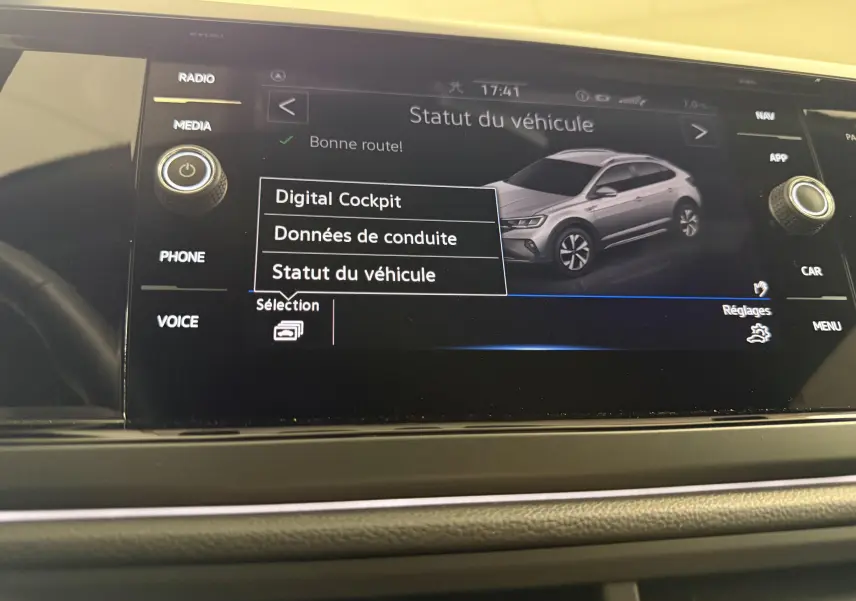 Écran central affichant le menu du statut du véhicule avec une image 3/4 avant du Volkswagen Taigo argent et toit noir.