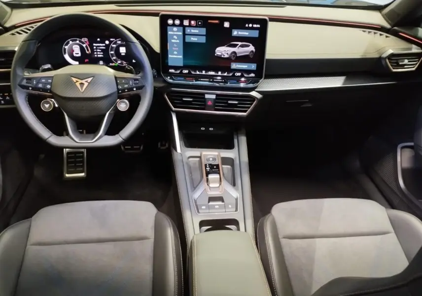 Vue intérieure avant du CUPRA Formentor 1.5 eTSI 2026, tableau de bord noir avec écran tactile et volant Supersports.