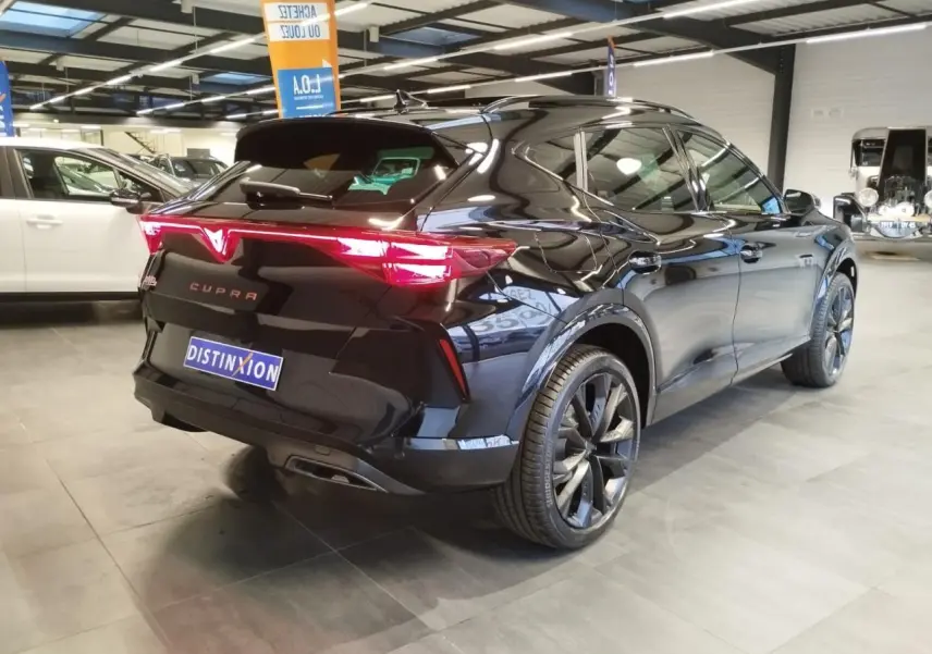 Vue 3/4 arrière droite d'un CUPRA Formentor noir métal avec feux arrière Tri-LED et jantes alliage 19'' Sandstorm.