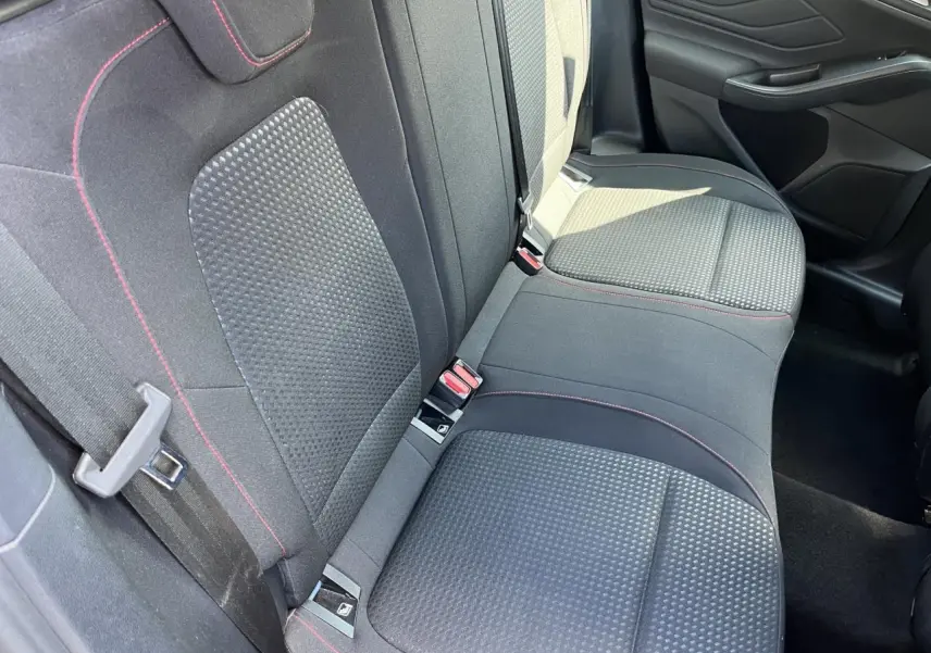 Vue intérieure des sièges arrière noirs avec surpiqûres rouges de la Ford Focus SW 2025, version ST Line X.