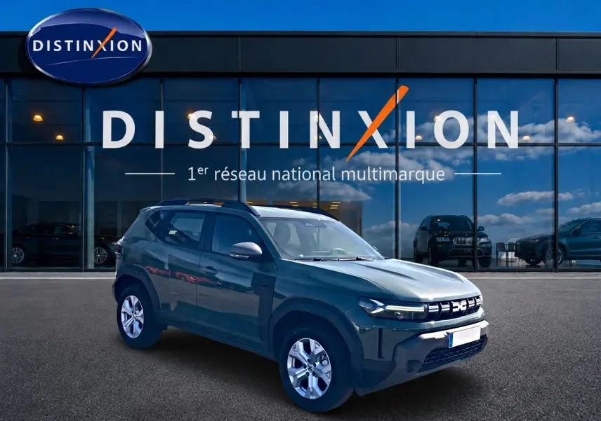 Dacia Duster 1.2 hybrid-g 150 4x4 kaki lichen en 3/4 avant droit devant showroom Distinxion.