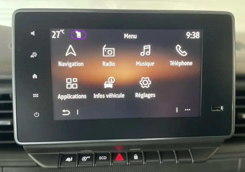 Écran tactile multimédia Easy Link 8 pouces du Renault Trafic Fourgon, affichant le menu principal avec navigation et radio.