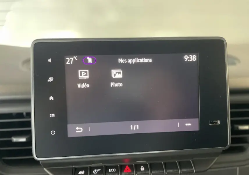 Écran tactile Easy Link 8 pouces du Renault Trafic Fourgon gris Comète, affichant les applications vidéo et photo.