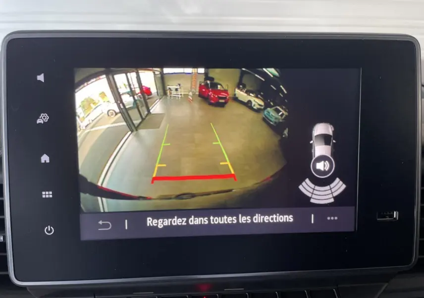 Écran multimédia montrant la caméra de recul du Renault Trafic Fourgon gris Comète en intérieur garage.
