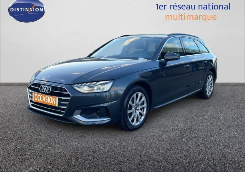 Audi A4 Avant gris Manhattan vue 3/4 avant droit, mettant en valeur ses lignes élégantes et ses jantes alliage.