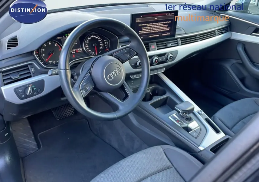 Intérieur de l'Audi A4 Avant 2021 côté conducteur, tableau de bord moderne avec écran central et volant multifonction.