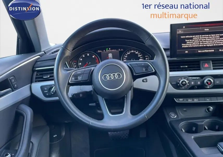 Intérieur de l'Audi A4 Avant 35 2.0 TFSI 2021, vue frontale sur le volant et tableau de bord moderne.