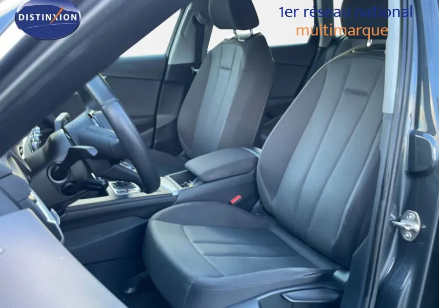 Intérieur de l'Audi A4 Avant 2021 en gris Manhattan, vue côté gauche sur les sièges avant en tissu noir.