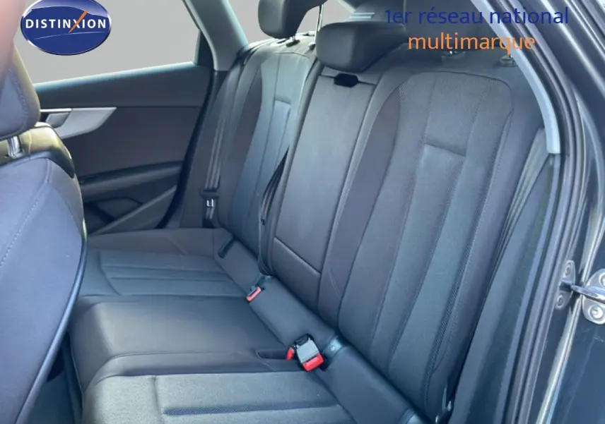 Vue intérieure côté droit des sièges arrière en tissu noir de l'Audi A4 Avant gris Manhattan de 2021.