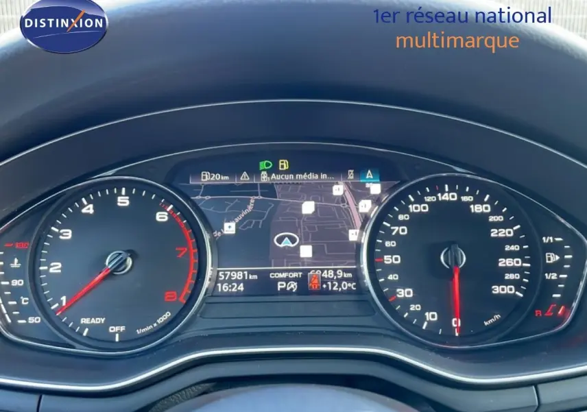 Tableau de bord numérique de l'Audi A4 Avant gris Manhattan 2021, affichant vitesse, compte-tours et navigation.