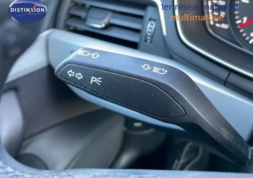 Le levier de clignotant noir en gros plan dans l'habitacle de l'Audi A4 Avant gris Manhattan de 2021.