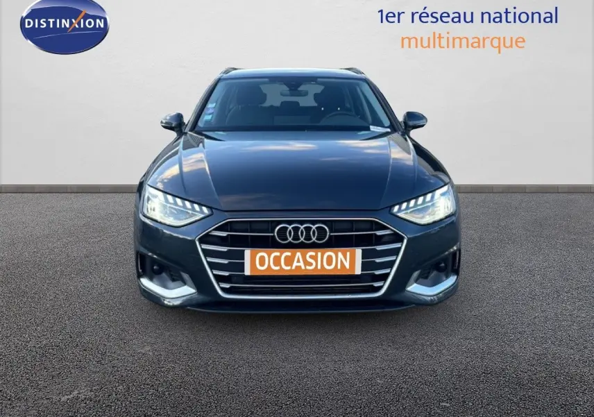 Audi A4 Avant gris Manhattan vue de face avec phares LED allumés et plaque "OCCASION" visible