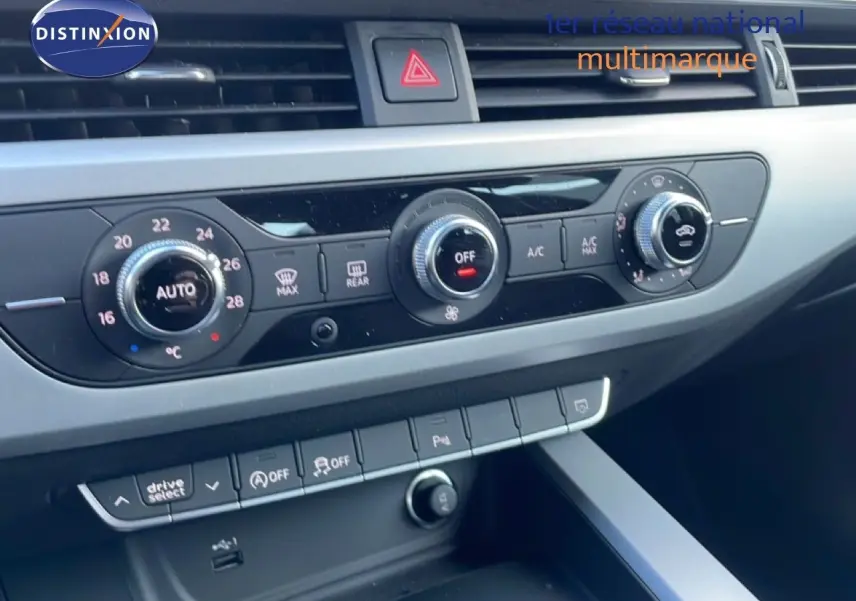 Tableau de bord de l'Audi A4 Avant gris Manhattan 2021, vue rapprochée sur la console de climatisation et les commandes.