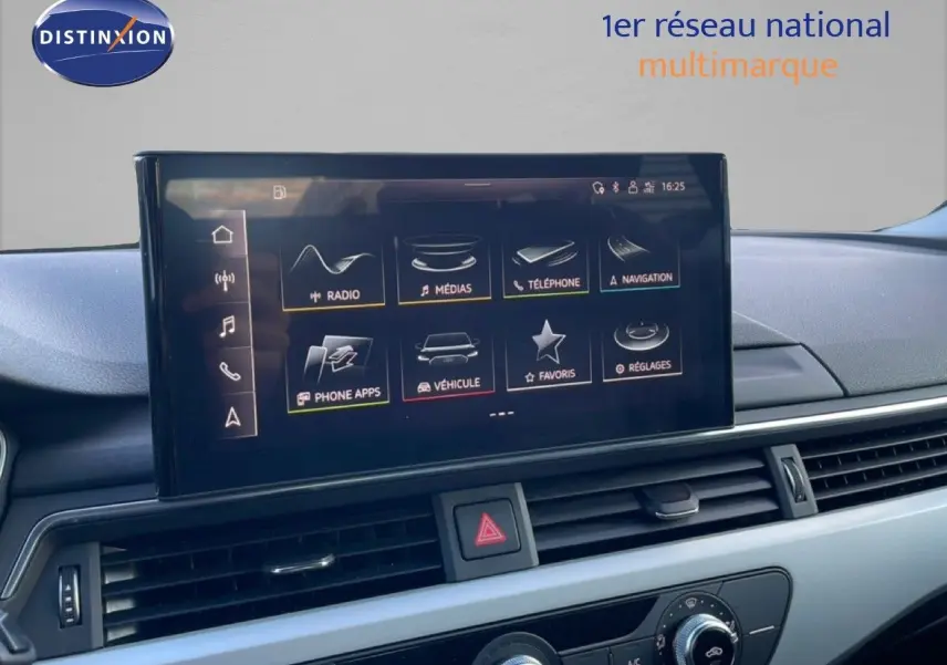 Écran tactile central affichant les options multimédias et navigation dans l'Audi A4 Avant 2021.