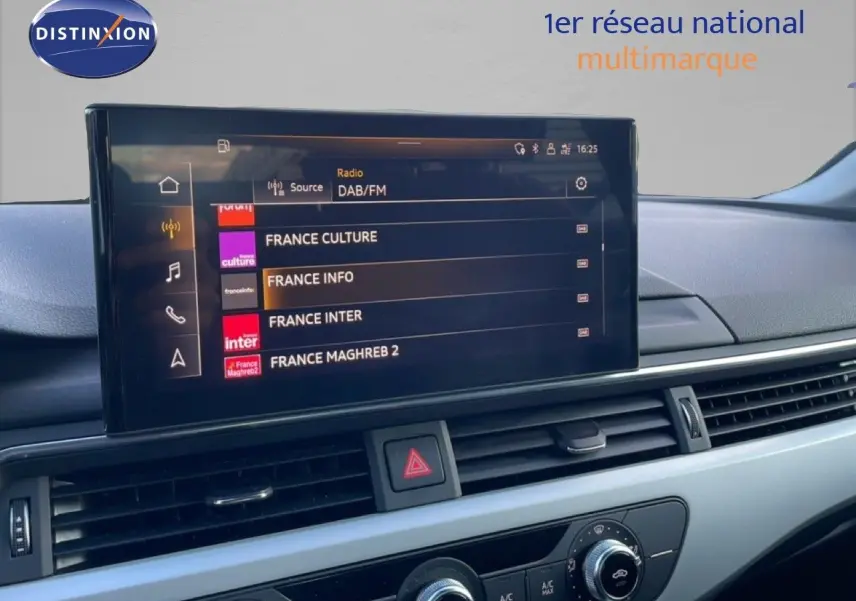 Écran tactile central affichant les stations radio dans l'habitacle d'une Audi A4 Avant 2021.
