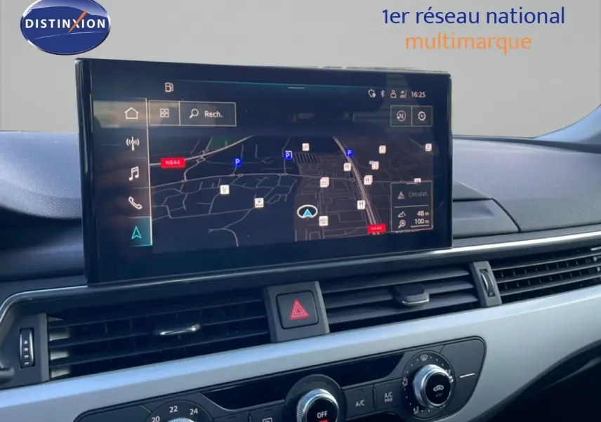 Tableau de bord de l'Audi A4 Avant gris Manhattan 2021 avec écran tactile de navigation en vue frontale.