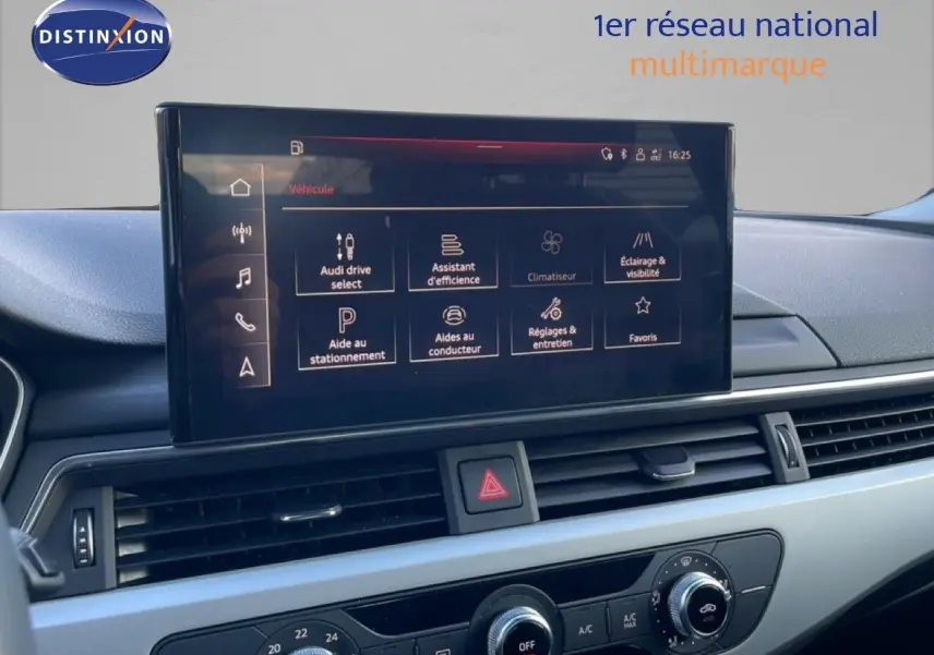 Écran tactile central affichant les options d'assistance dans l'habitacle d'une Audi A4 Avant gris Manhattan.
