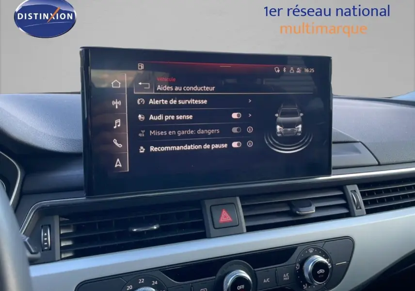 Écran central tactile affichant les aides à la conduite dans l'habitacle d'une Audi A4 Avant gris Manhattan.