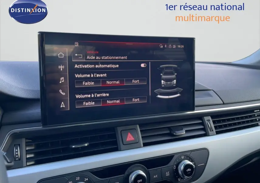 Écran central affichant l'aide au stationnement dans l'habitacle d'une Audi A4 Avant gris Manhattan vue de face.