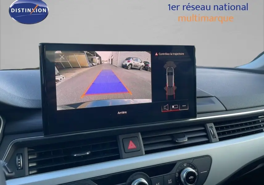 Écran central affichant la caméra de recul d'une Audi A4 Avant gris Manhattan, vue intérieure du tableau de bord.
