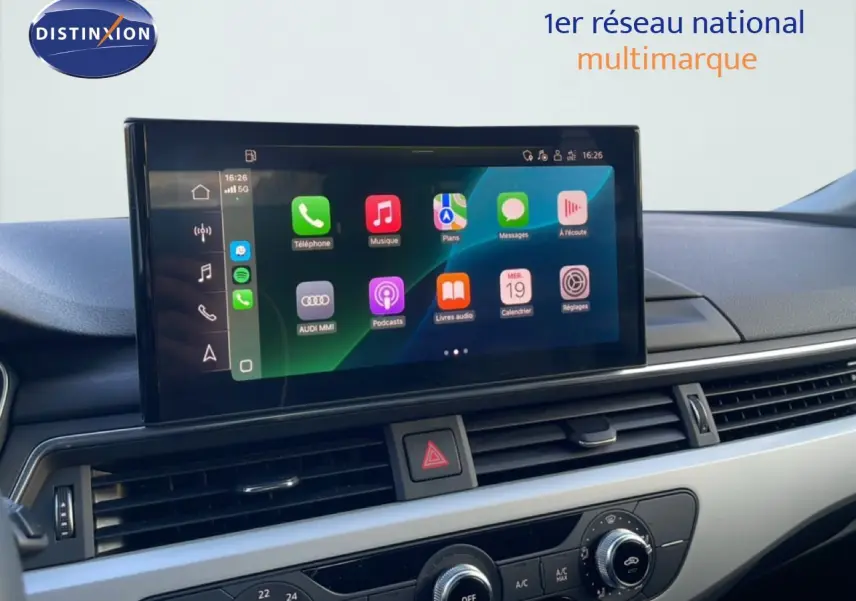 Écran tactile central affichant les applications connectées dans l'habitacle d'une Audi A4 Avant gris Manhattan, version 2021.