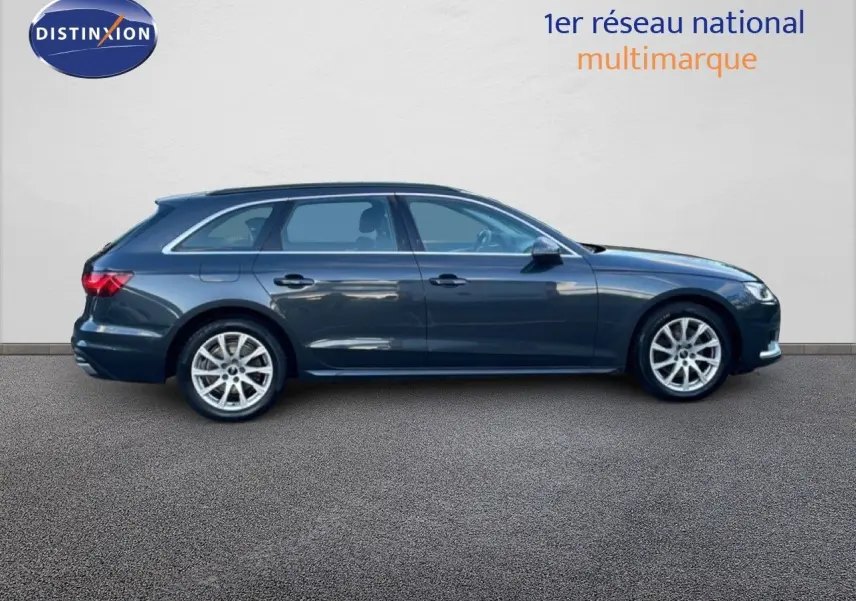 Profil droit d'une Audi A4 Avant gris Manhattan 2021, break élégant aux jantes alliage et lignes fluides.