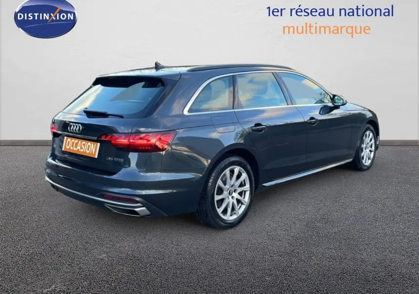 Audi A4 Avant gris Manhattan vue 3/4 arrière droit, mettant en valeur ses feux LED et jantes argentées.
