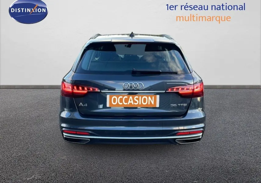 Vue arrière d'une Audi A4 Avant gris Manhattan 2021 avec feux LED allumés et plaque "OCCASION" visible.