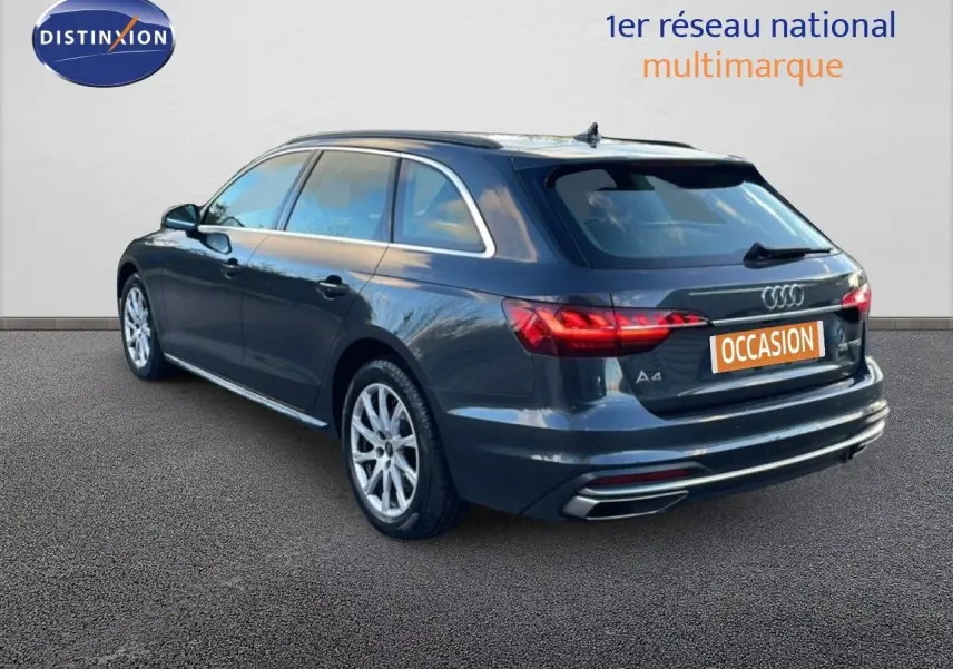 Audi A4 Avant gris Manhattan vue 3/4 arrière droit avec feux LED et jantes alliage sur sol goudronné.