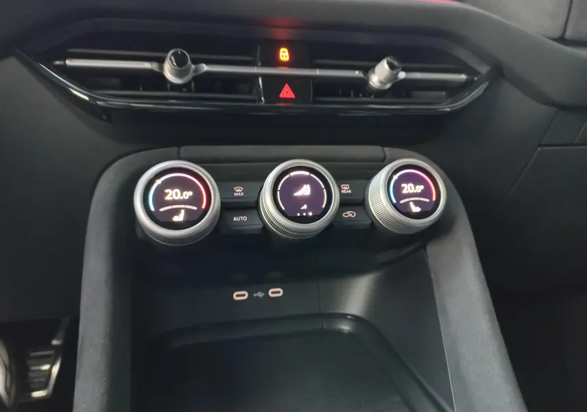 Gros plan sur les commandes de climatisation digitale du Skoda Kodiaq Bleu RS 2024, avec réglages à 20°C.