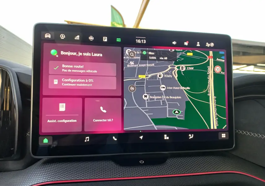 Écran tactile central du Skoda Kodiaq 2024 affichant navigation et assistant vocal dans un intérieur noir avec surpiqûres.