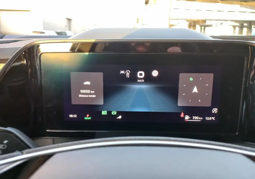 Affichage numérique du tableau de bord du Skoda Kodiaq 2024, montrant la vitesse à 0 km/h et 10 550 km au compteur.