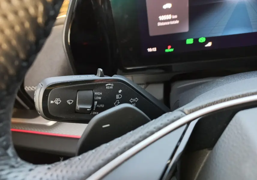 Gros plan sur la commande d’essuie-glace à gauche du volant dans l’habitacle du Skoda Kodiaq Bleu RS 2024.