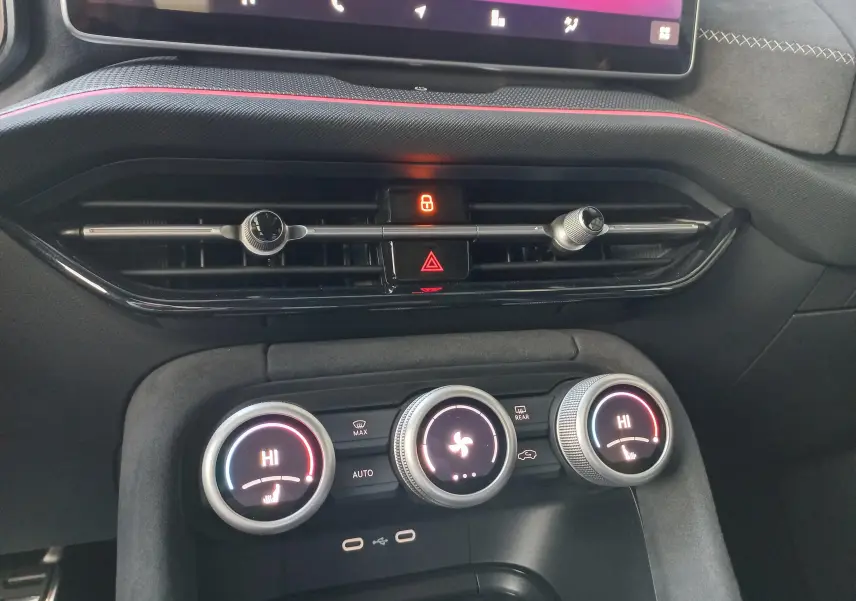 Écran tactile central du Skoda Kodiaq 2024 affichant le statut du véhicule avec interface moderne et fond violet.