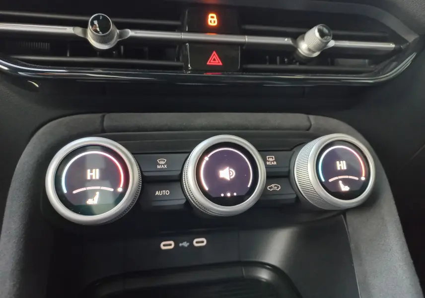 Détail de l’ouverture de porte côté conducteur d’un Skoda Kodiaq Bleu RS 2024 avec bouton de coffre et pédalier en aluminium.