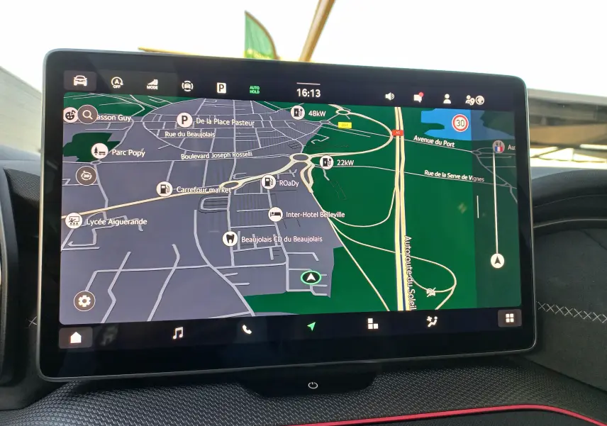 Vue de profil côté gauche d'un Skoda Kodiaq 2024 bleu RS avec jantes alliage 20 pouces et toit panoramique.