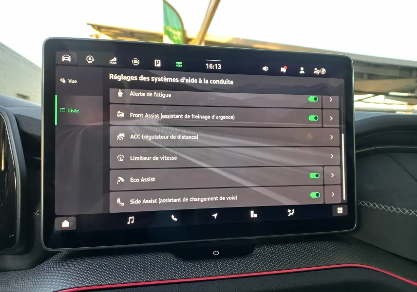 Bouton d'ouverture électrique du coffre sur la partie intérieure du hayon bleu RS du Skoda Kodiaq 2024.
